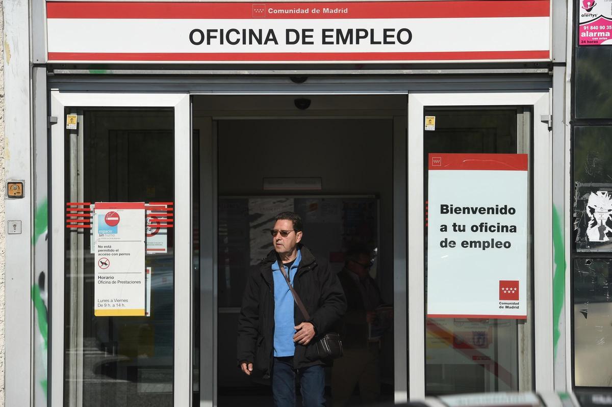 Un hombre sale de una oficina de empleo.