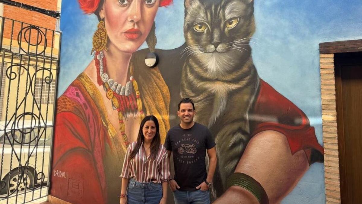 Juan Antonio Sagredo y e Isabel Segura en el mural de la Casa de La Dona