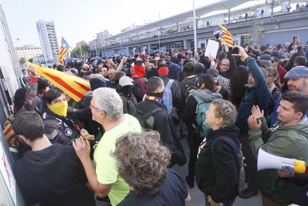 Els CDR retiren la bandera espanyola de la seu de la Generalitat a Girona