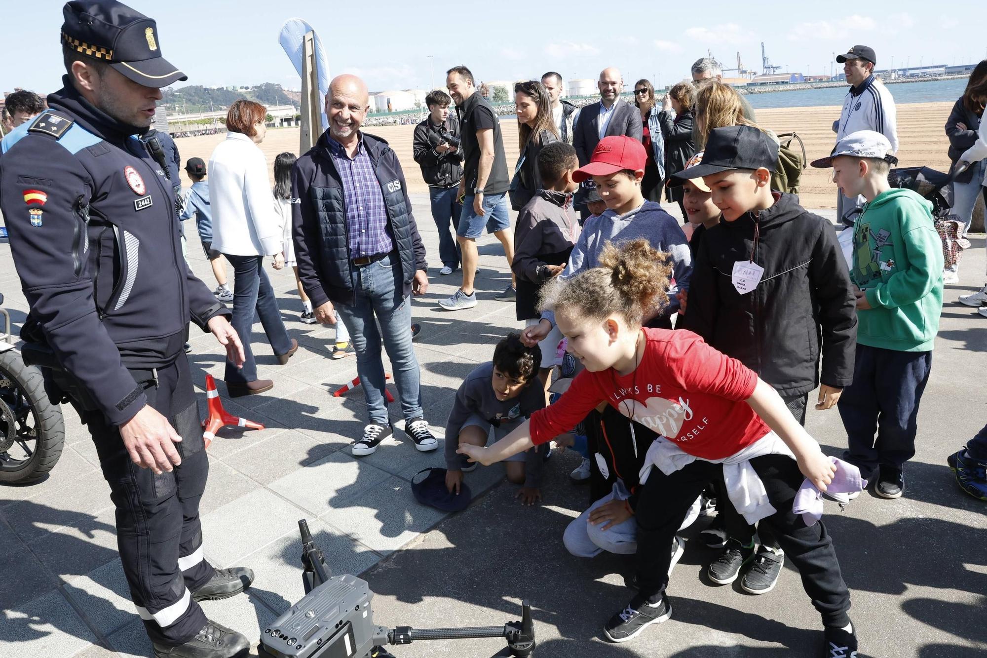Así disfrutaron en el Arbeyal mil escolares de Gijón en el broche del proyecto "SwimSafe" del Santa Olaya (en imágenes)