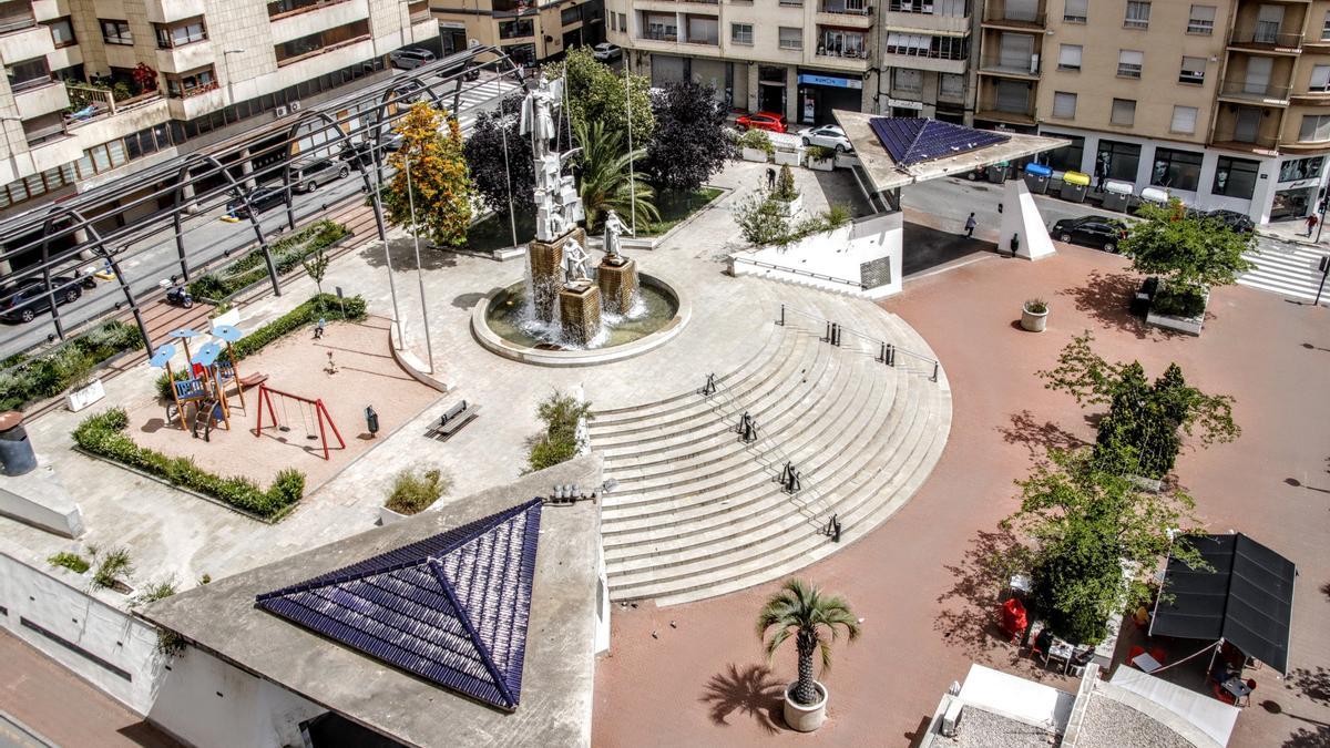 Panorámica de la plaza de La Rosaleda de Alcoy, con los accesos al polémico parking construido en 2001.
