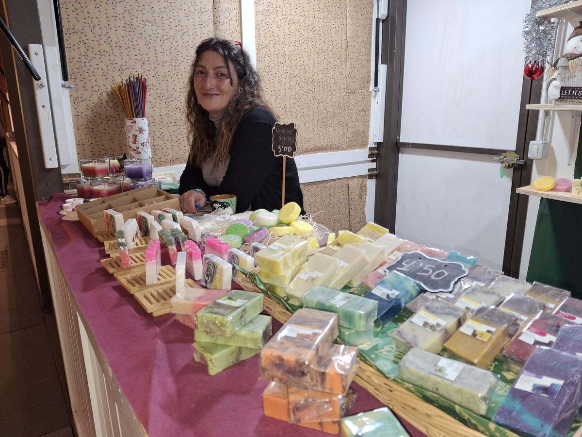 Raquel Estrella, en su puesto de jabones artesanales.