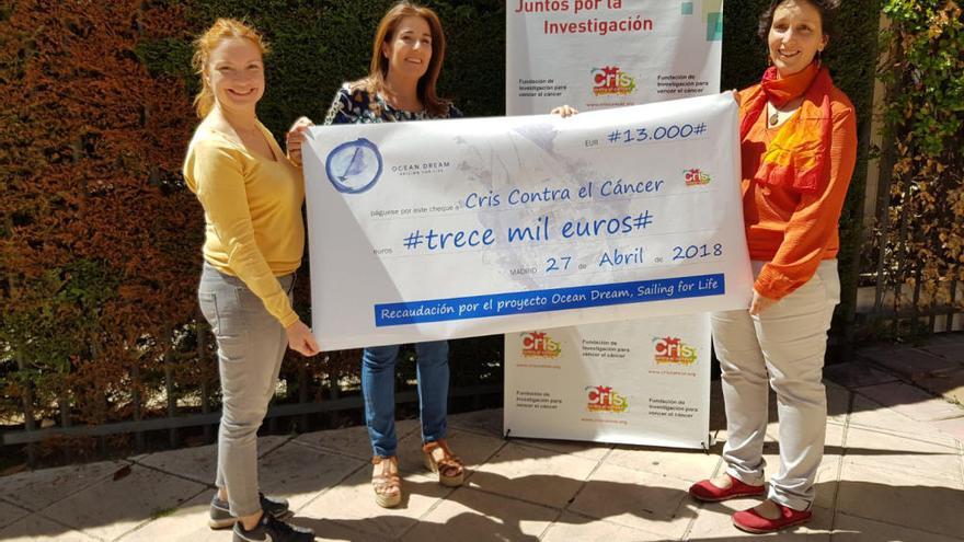 Patricia Senarega, Marta Cardona y Elena Piña, hoy, con el cheque simbólico de Ocean Dream.