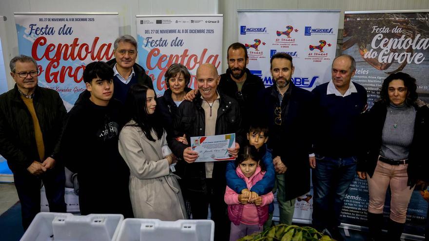 Autoridades, marineros y familia arroparon a Jacobo Otero Prol en el homenaje que le hizo la cofradía esta tarde.