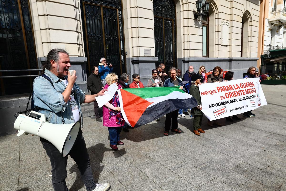 Concentración en Zaragoza contra la guerra de Oriente Medio. - El ...