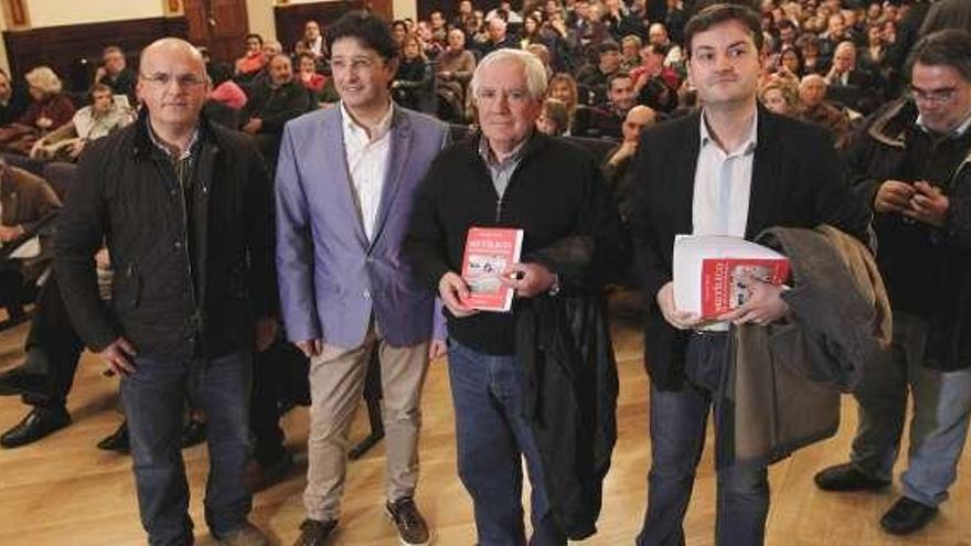 El autor (segundo por la izquierda), Manuel Baltar, Sotelo Blanco y el periodista Juan Maceiras, que presentó el acto.  // I. Osorio