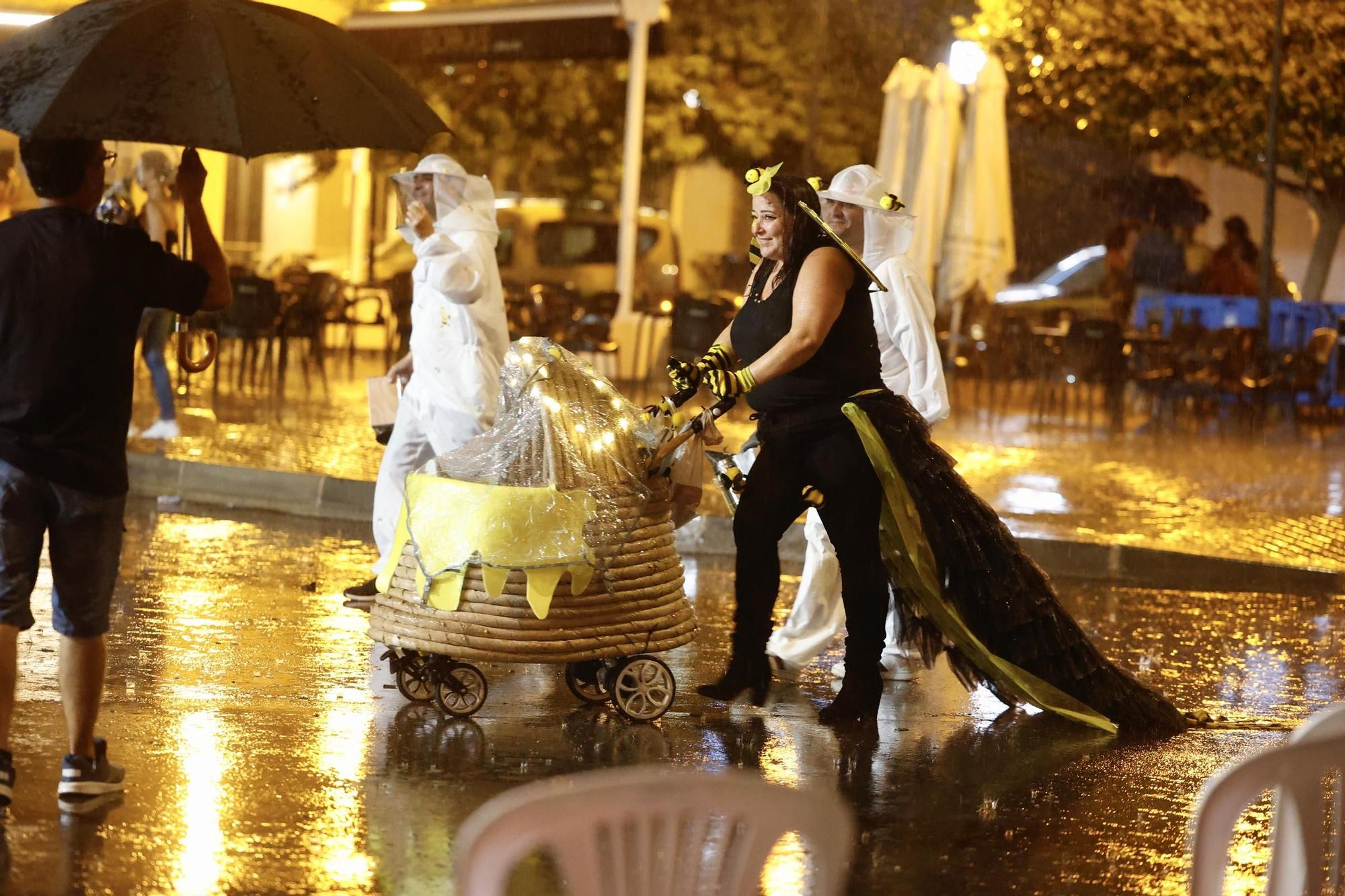 Disfraces pasados por agua en las Fiestas de Sant Joan