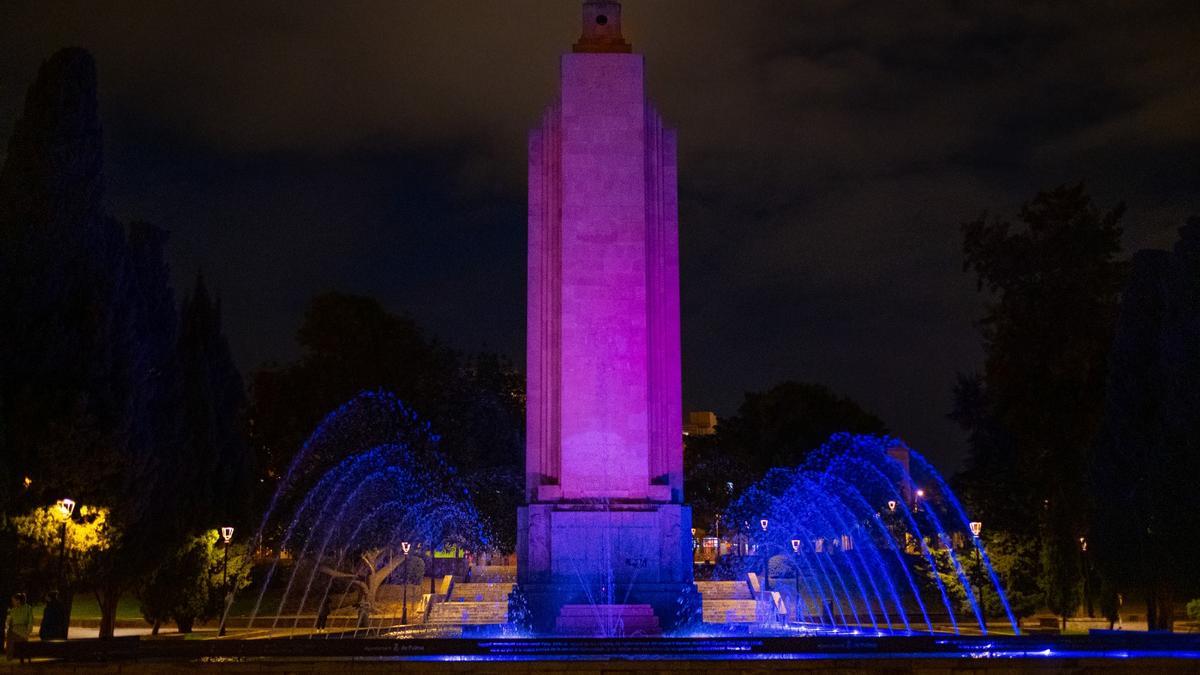 Las fotos de la polémica iluminación del monolito franquista de sa Feixina