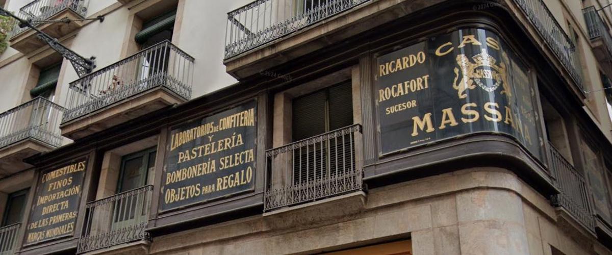 Letrero de la histórica pastelería Casa Massana, ubicada en el carrer de Ferran, en Barcelona. Año 2022.