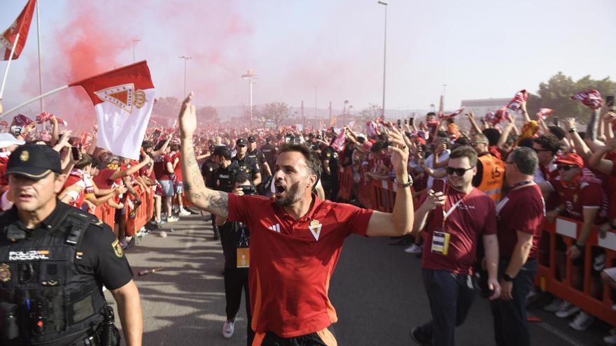 Gran recibimiento al Real Murcia antes del partido ante el Nástic