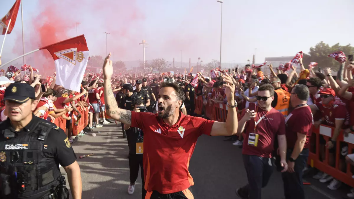 Baño de los jugadores del Real Murcia con su afición a su llegada a Nueva Condomina