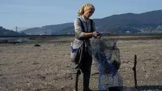 Las mariscadoras de Redondela denuncian que una “banda organizada” de furtivos esquilma los cultivos