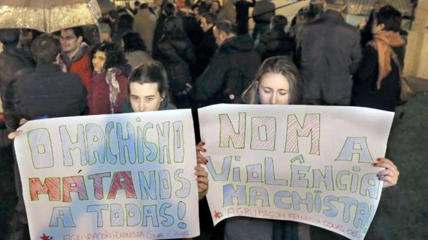 Vecinos de Bertamiráns, durante la concentración silenciosa en contra de la agresión. / lavandeira jr