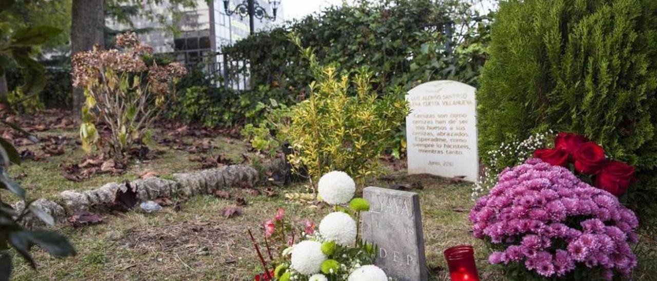 Aspecto que presentaba ayer el espacio del jardín del Santo Cristo de las Cadenas donde hay enterradas urnas cinerarias.