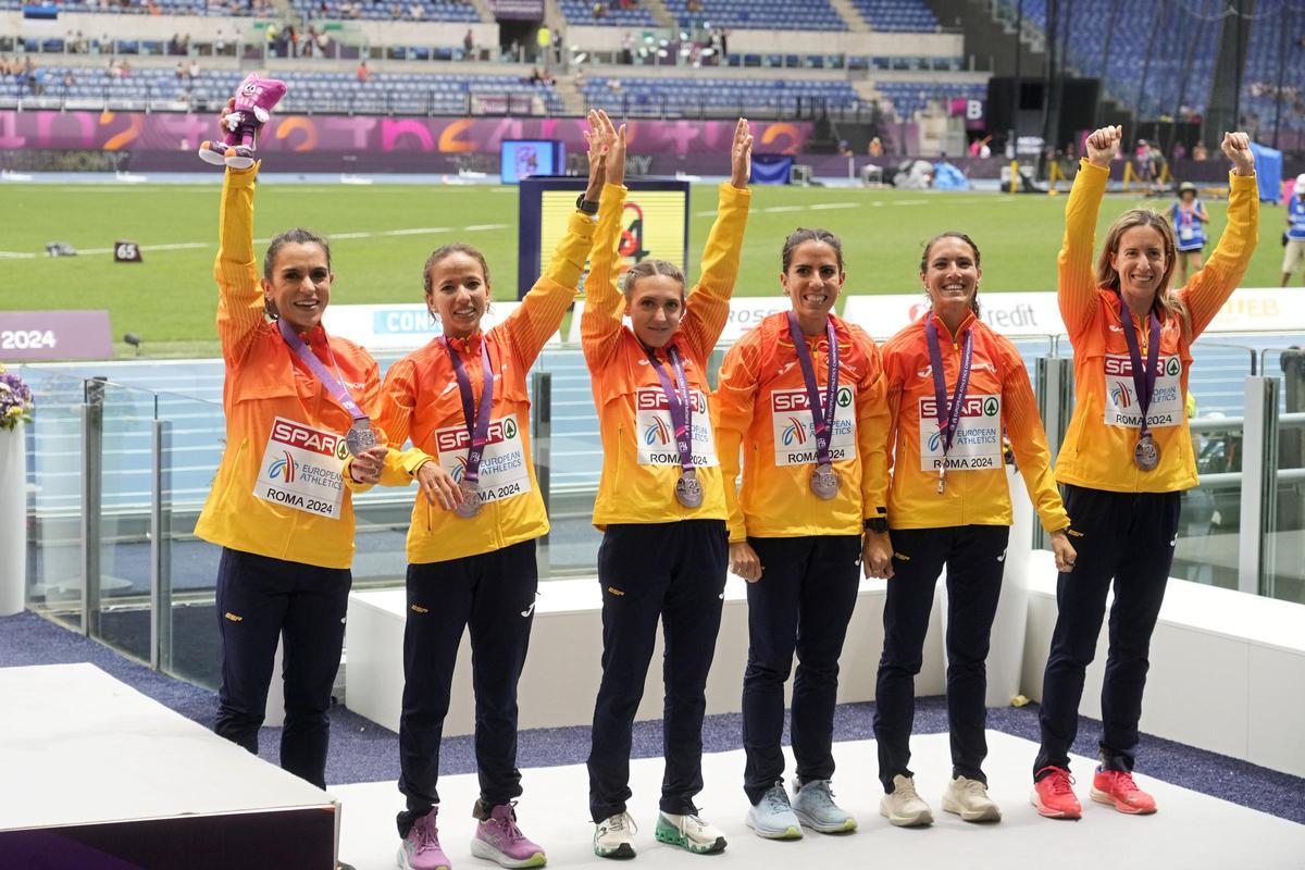 Laura Méndez y el resto del equipo español de medio maratón, en el podio con su medalla de bronce