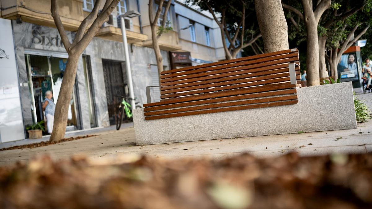 Uno de los nuevos bancos del Paseo de Reding