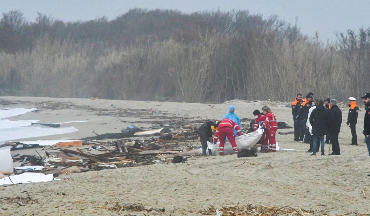 Al menos 40 personas han muerto, entre ellos varios niños, al naufragar una barca con 250 migrantes a bordo cerca de la costa de la región italiana de Calabria, en el sur del país. Decenas de cuerpos han sido encontrados en las playas de Steccato di Cutro, un balneario en la provincia de Crotone, y otros más han sido vistos en el mar.