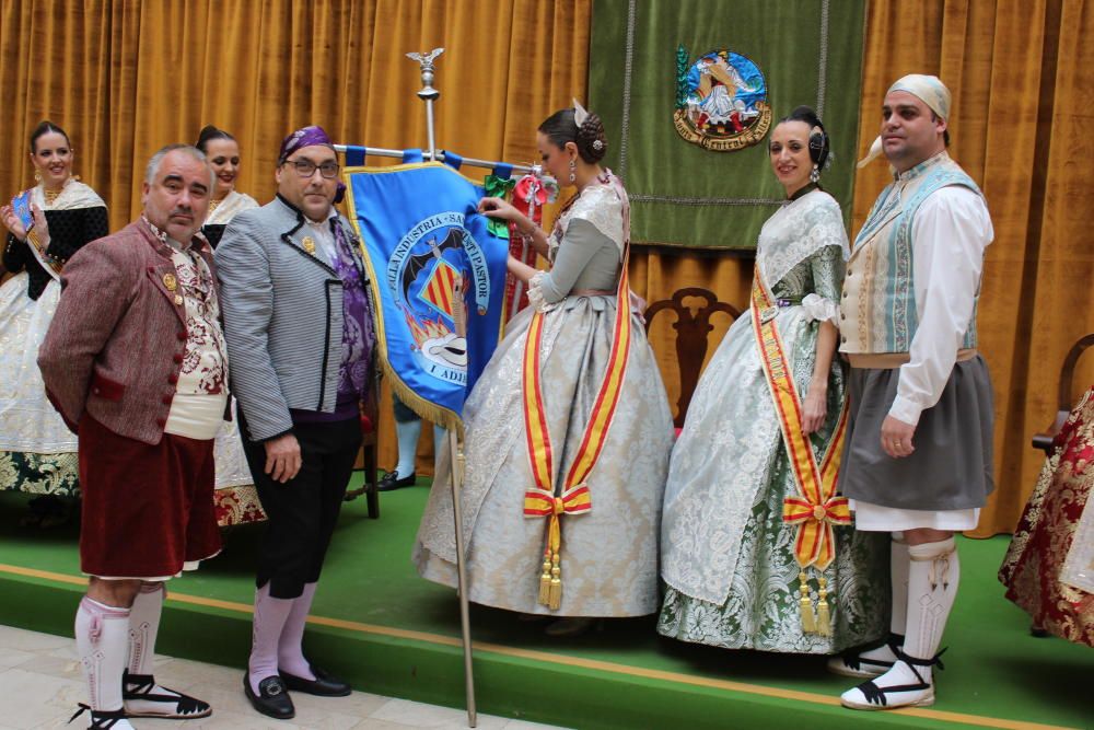 Intercambio de fotos con la fallera mayor e imposición de bunyols d'or