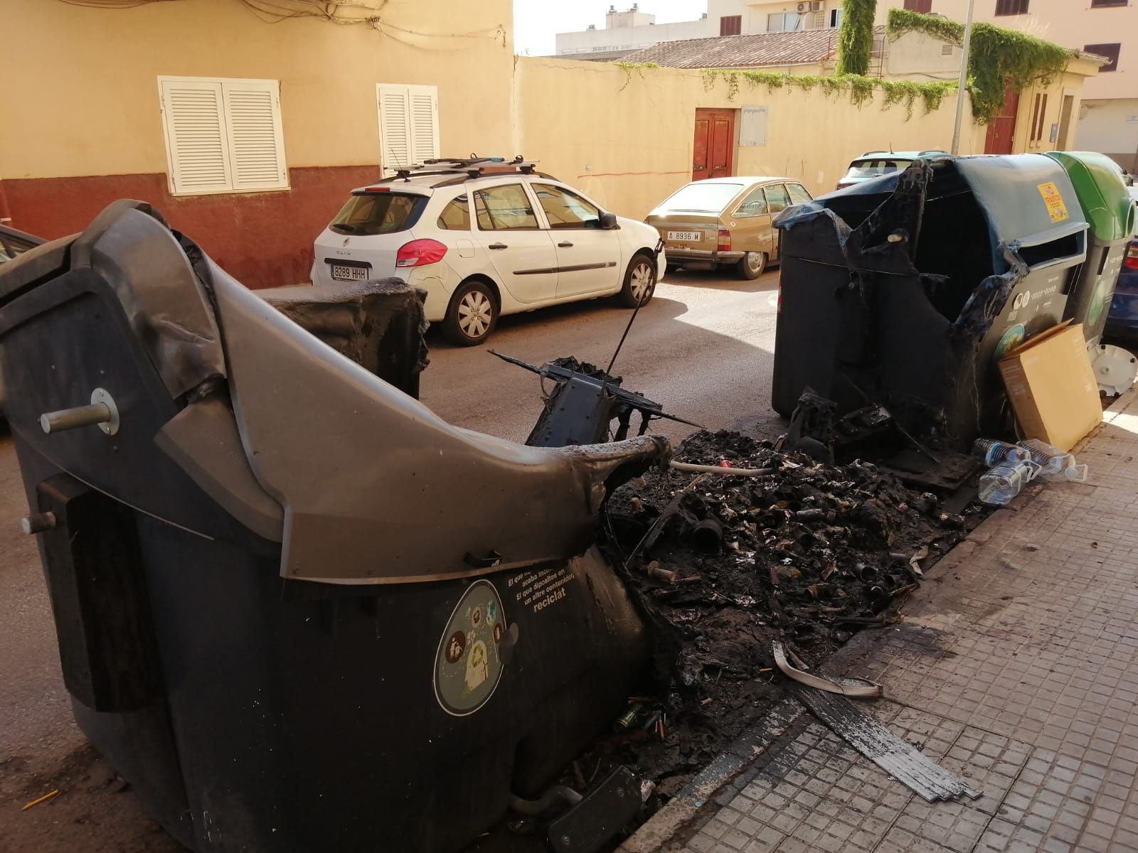 Un nuevo incendio de contenedores en es Vivero causa daños en casas y coches