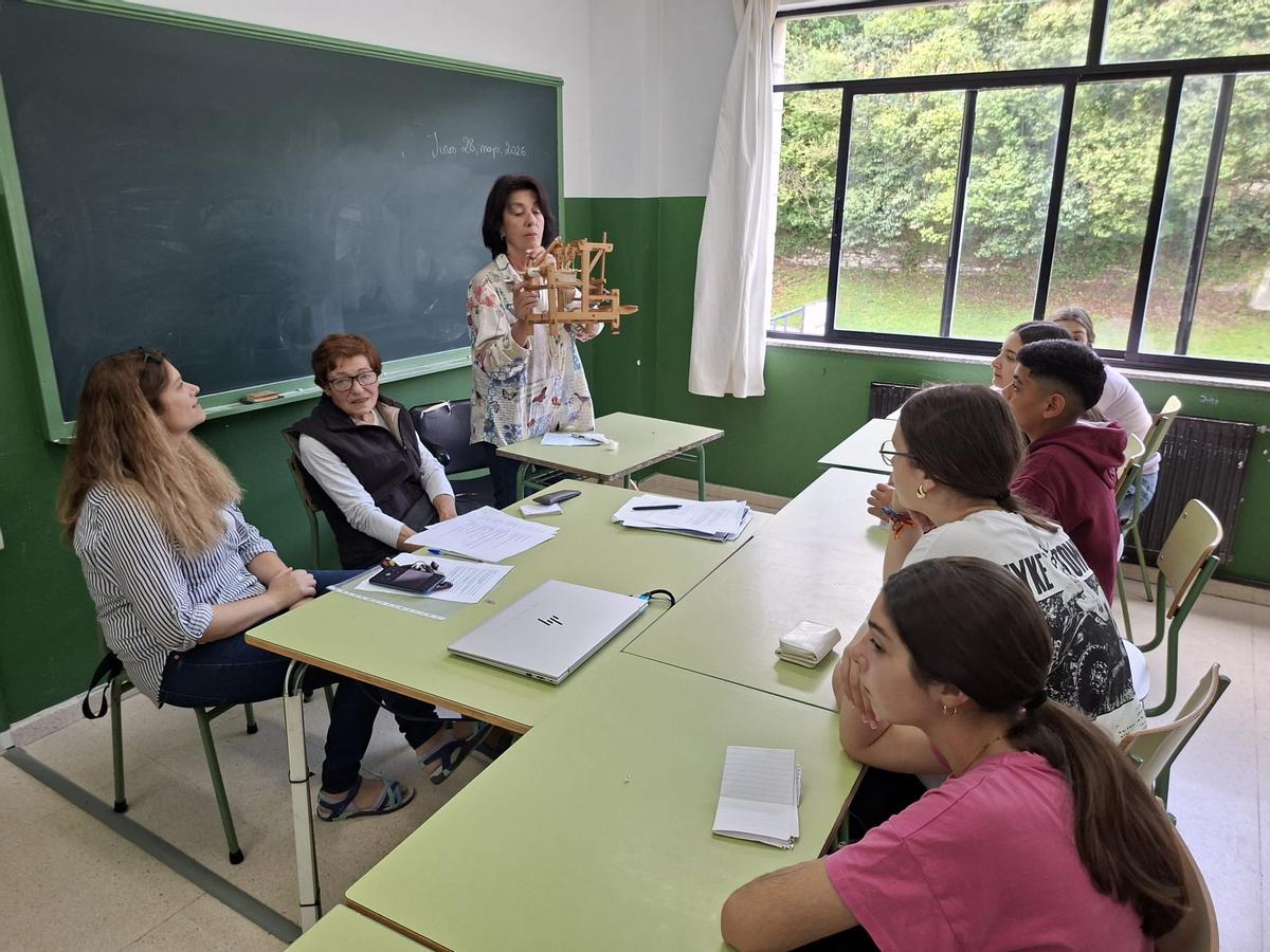 En imágenes: seis jubilados relatan sus experiencias a los alumnos del instituto Elisa y Luis Villamil, de Vegadeo En imágenes: seis jubilados relatan sus experiencias a los alumnos del instituto Elisa y Luis Villamil, de Vegadeo
