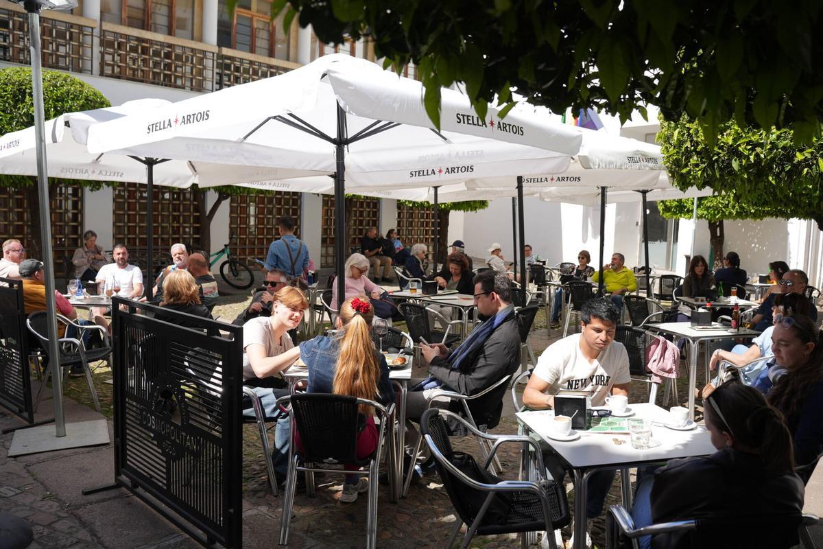 Córdoba. Ambiente de bulla y terrazas llenas el domingo de ramos