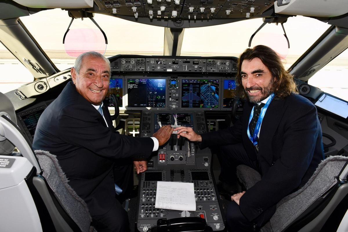 El presidente y fundador de Globalia, Juan José Hidalgo, y su hijo Javier, en un avión de Air Europa.