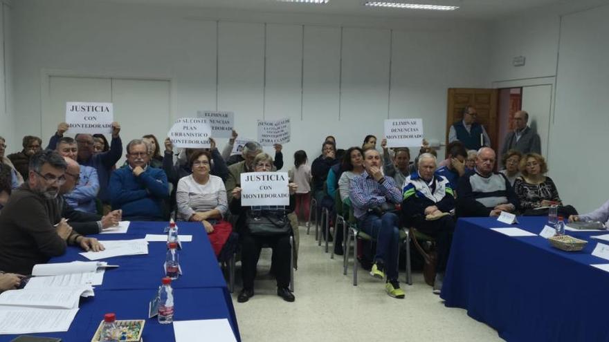 Vecinos de Monte Dorado, con carteles en el pleno.