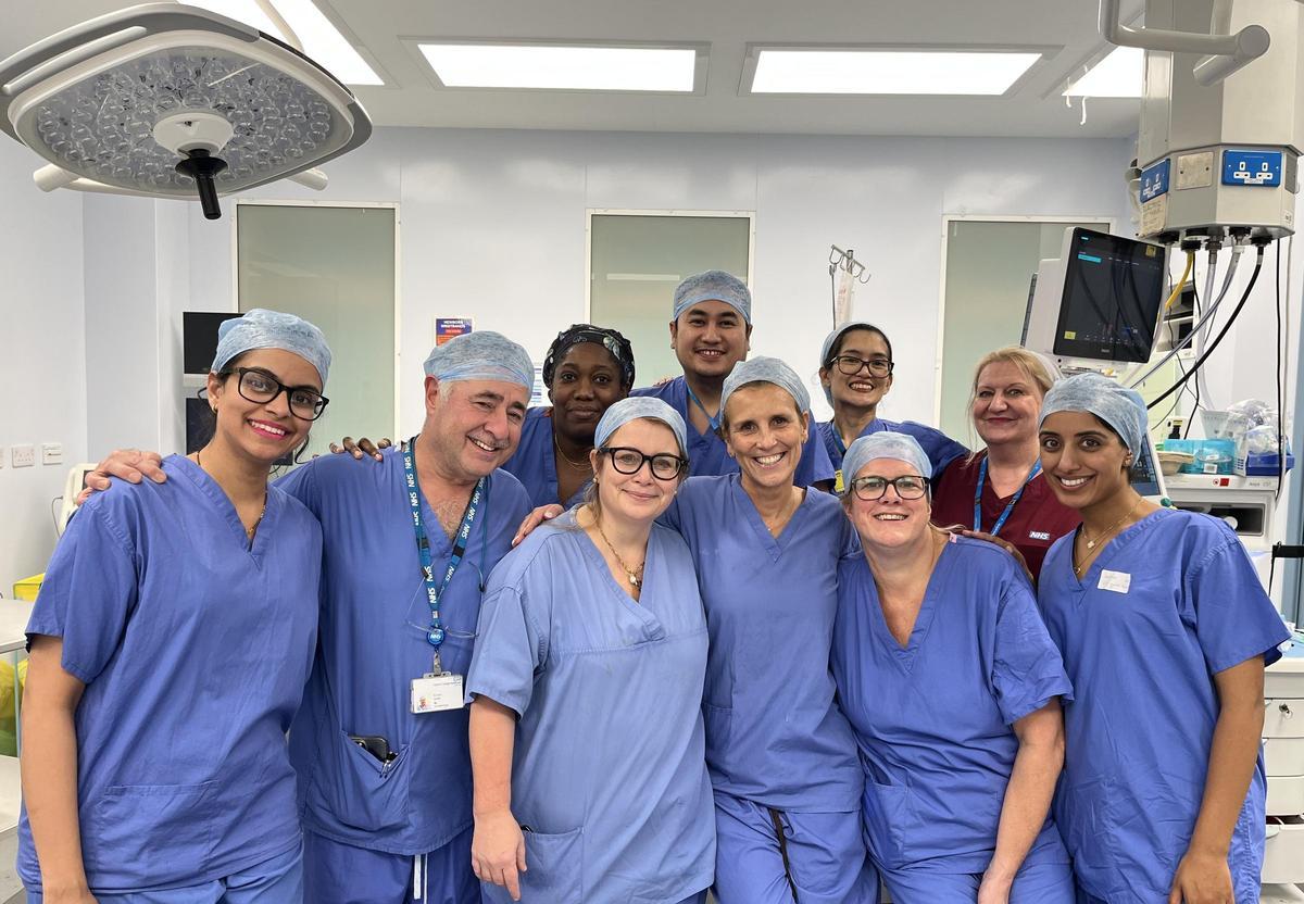 El equipo que ha logrado el nacimiento de Hugo Richard, coliderado por el ginecólogo Richard Smith (segundo por la izq.) e Isabel Quiroga (segunda).