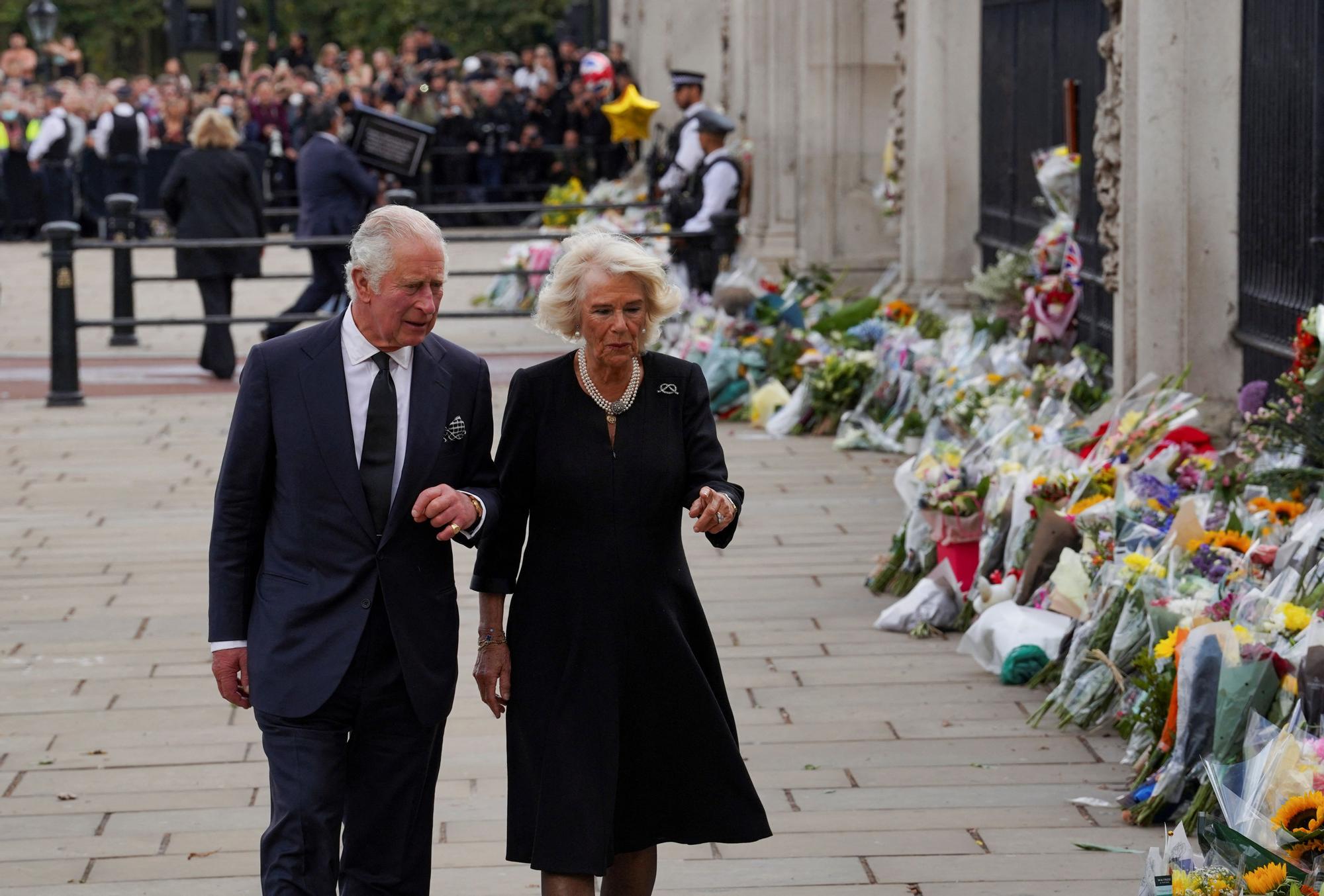 Carlos III y la reina consorte, Camila, llegan este viernes al palacio de Buckingham, rodeado de flores que recuerdan a Isabel II.