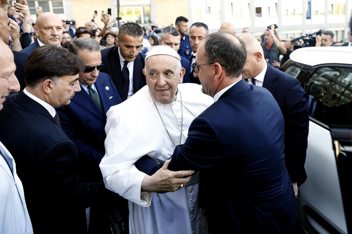 El Papa sale del hospital tras ser operado de una hernia abdominal