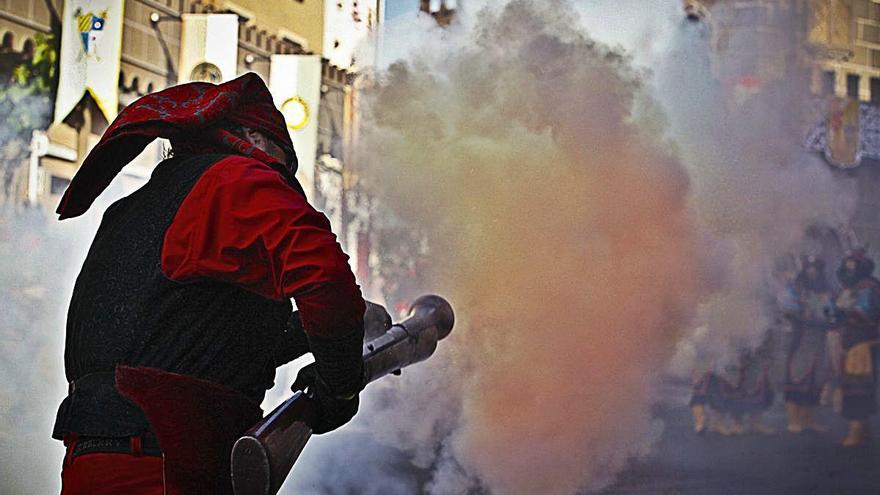 Acto de arcabucería en las Fiestas de Moros y Cristianos de Ibi.