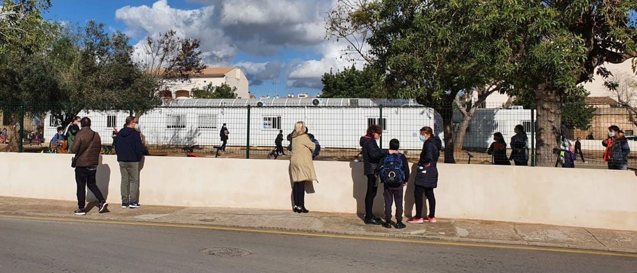 Familias, ayer esperando a la salida del colegio en Campos. |  R.F.