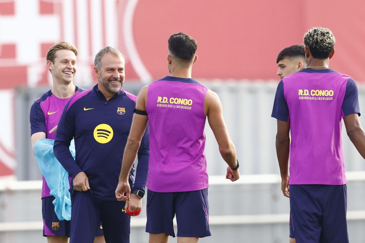Hansi Flick bromea con los jugadores en el entrenamiento previo al clásico.