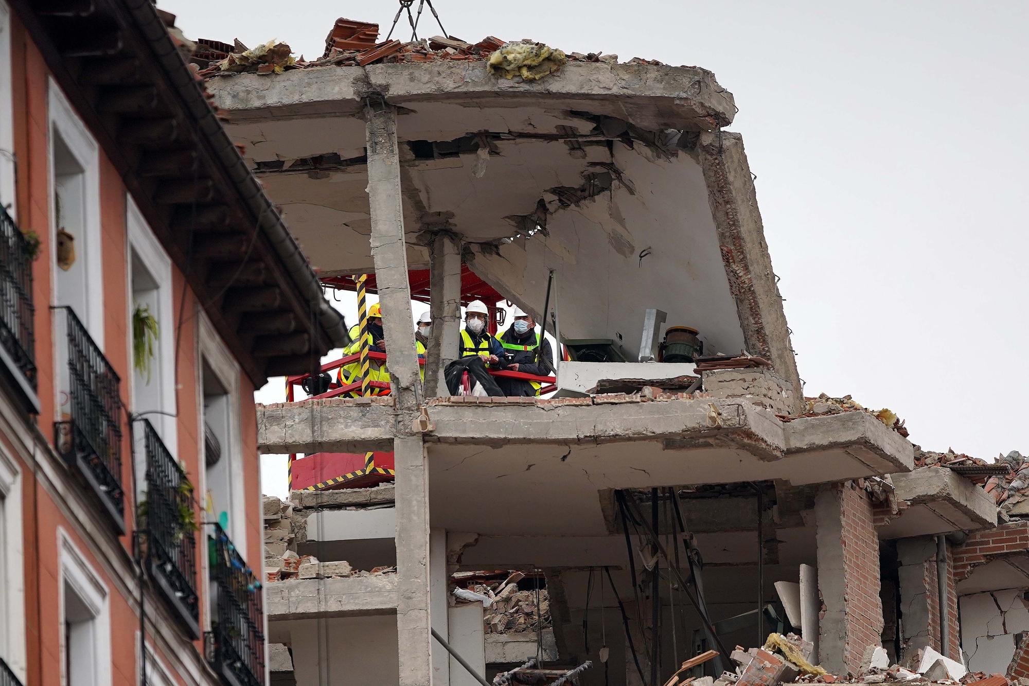 Bomberos y técnicos trabajan estudian los desperfectos tras la explosión en el edificio de la calle Toledo.