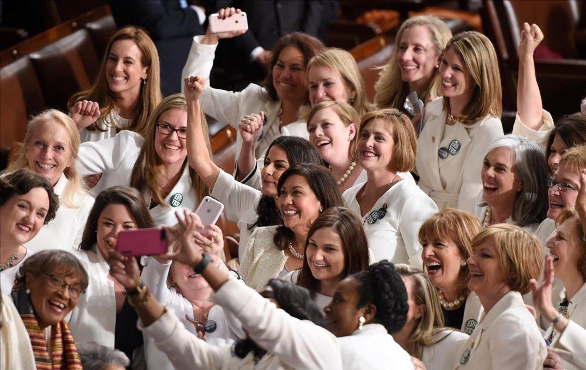 Representantes demócratas vestidas de blanco escuchan al presidente de los Estados Unidos, Donald J. Trump, mientras pronuncia su segundo discurso del Estado de la Unión.