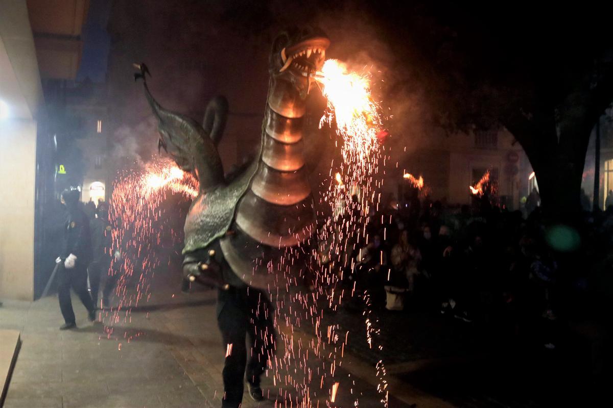 El Drac de Mataró, durante la 'Fogonada', el 23 de abril de 2021.