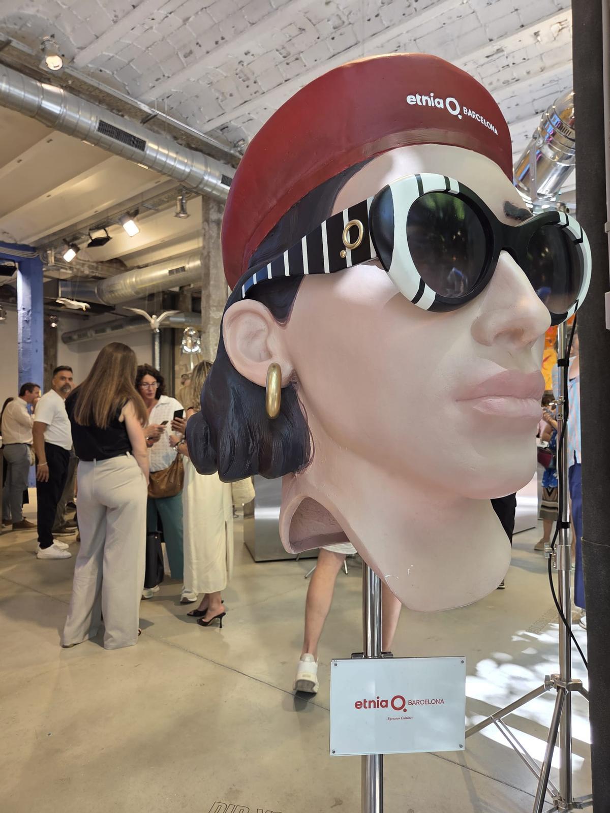Un cabezudo con las gafas de la icónica marca recibe al visitante en la puerta de la 'pop-up' de Etnia Barcelona, en paseo de Gràcia 44.