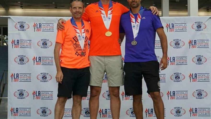 Daniel Reinoso, Pablo Segade, y Rubén Prado, con sus medallas, tras acabar la competición, en Los Ángeles.