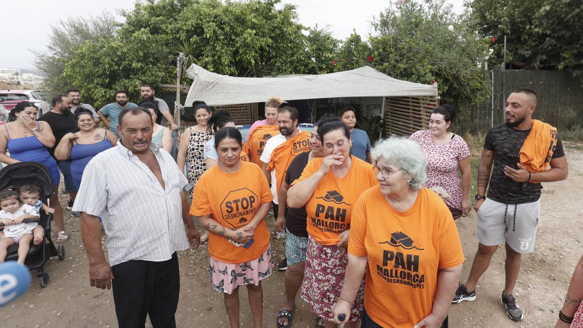 La plataforma de afectados por la hipoteca (PAH) celebra una concentración en apoyo de los vecinos de Son Bordoy donde la constructora Pryconsa prevé construir las nuevas viviendas.