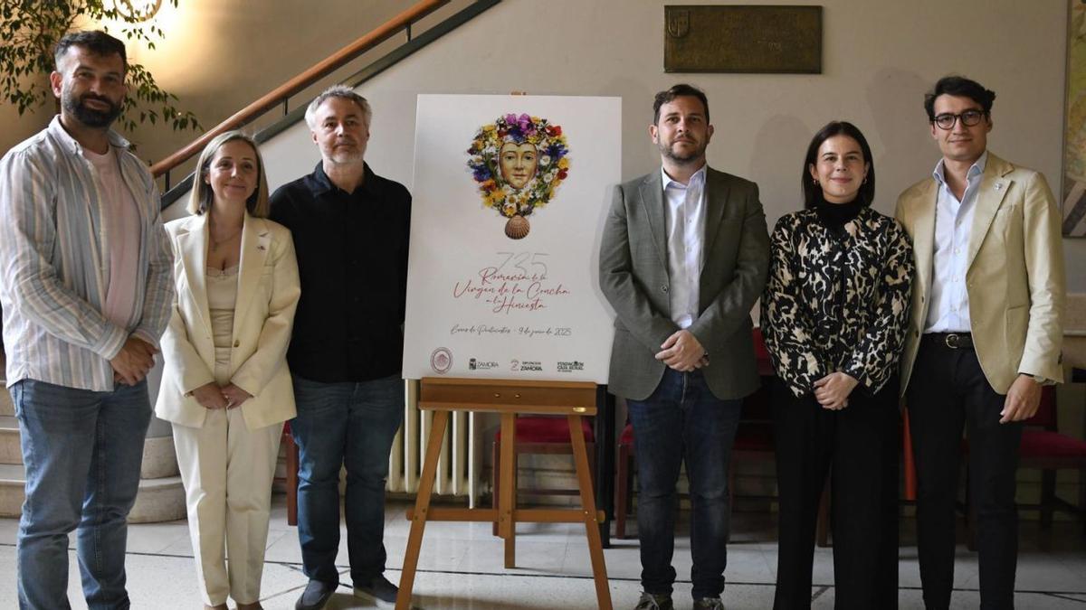 Autoridades y el autor de la obra junto al cartel anunciador en el vestíbulo del Teatro Principal de Zamora. | MIGUEL ÁNGEL LORENZO