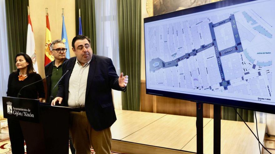 Pelayo Barcia hace indicaciones sobre el plano ante la mirada de Gilberto Villoria y María López Castro. | MARCOS LEÓN