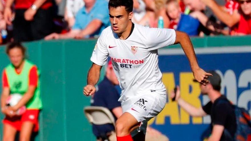 Reguilón disputa un partido de pretemporada con el Sevilla FC. / Twitter: @sergio_regui