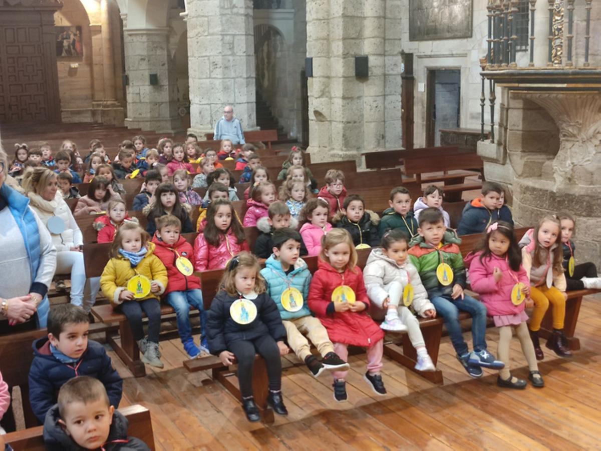 Colegio Virgen de la Vega en la ofrenda a la patrona. / E. P.