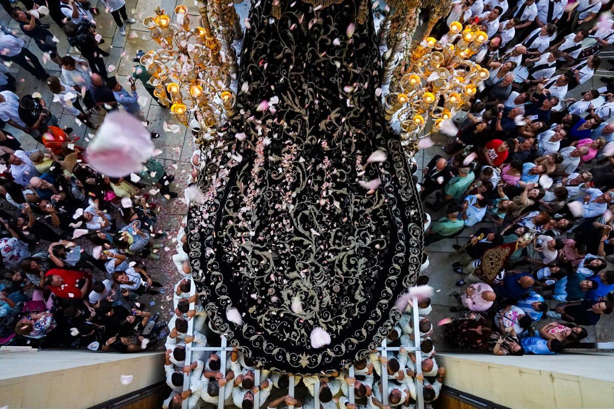 Manto actual de Nuestra Señora del Gran Poder