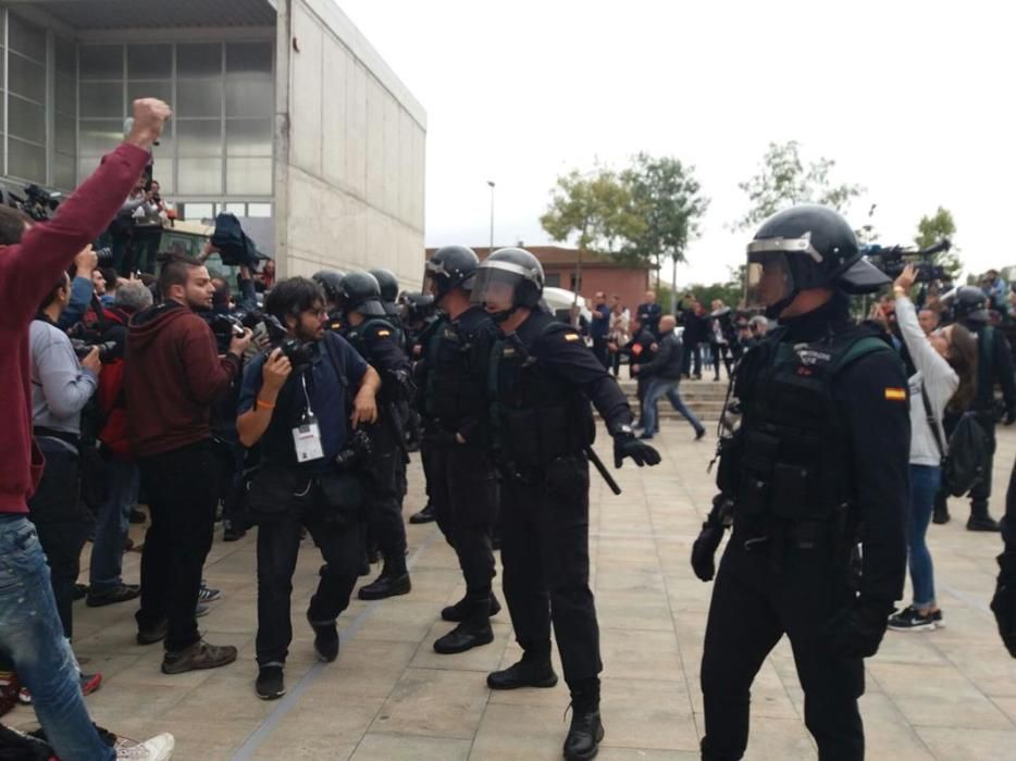Guàrdia Civil i Policia Nacional comencen a desallotjar col·legis electorals