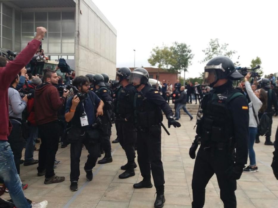 Guàrdia Civil i Policia Nacional desallotgen amb violència col·legis electorals gironins