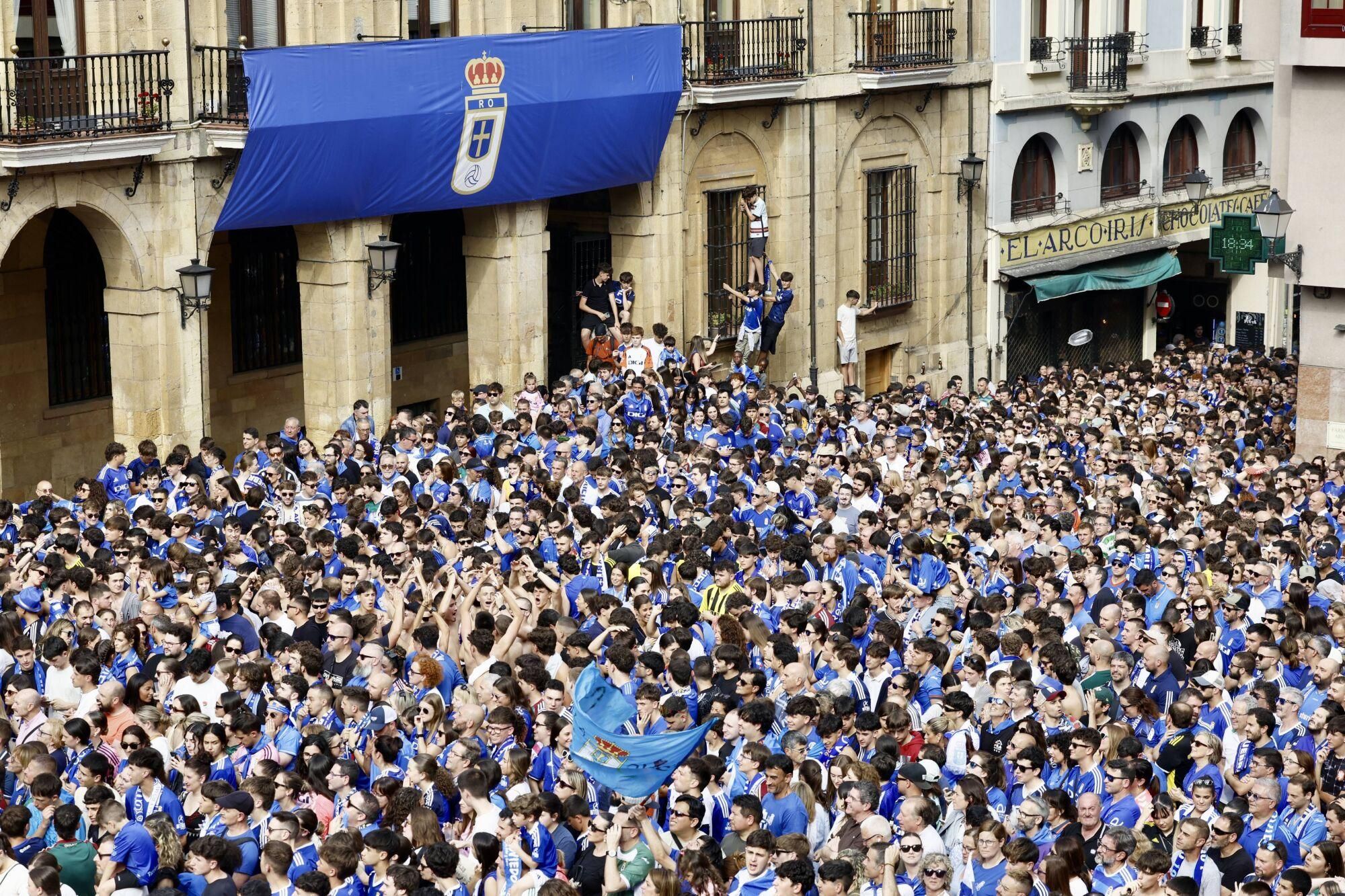 Locura azul en las calles de Oviedo para celebrar el ascenso del equipo a Primera División