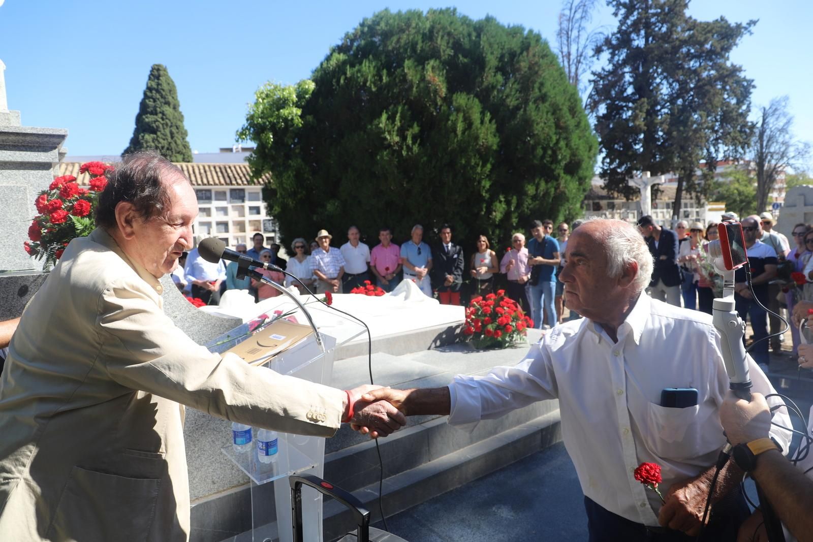 El homenaje y ofrenda floral a Manolete, en imágenes