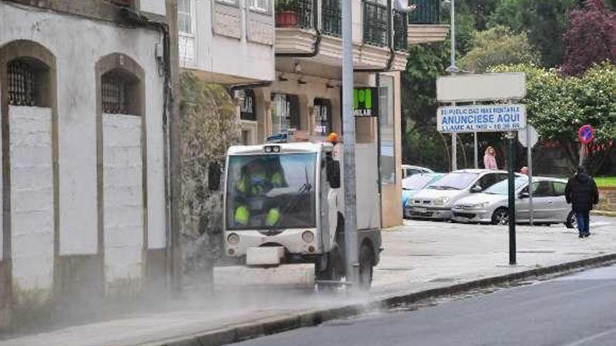 Limpieza nocturna de las calles de Cambados. // FdV