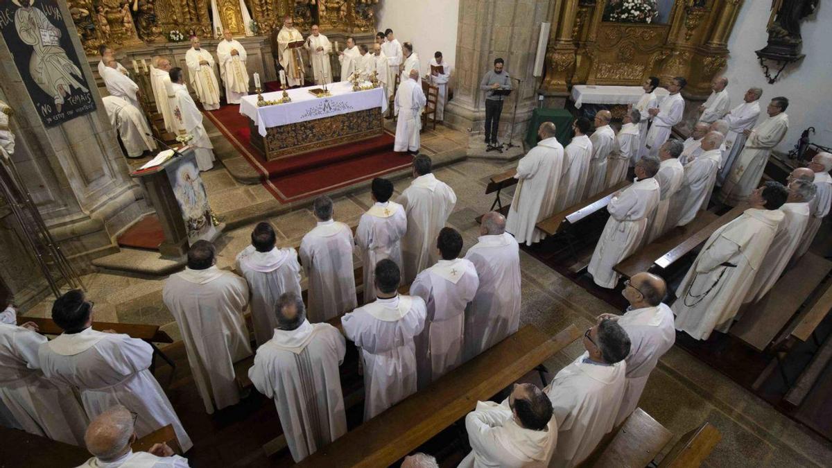 El obispo, junto a los sacerdotes homenajeados, ayer en el templo parroquial de San Francisco.